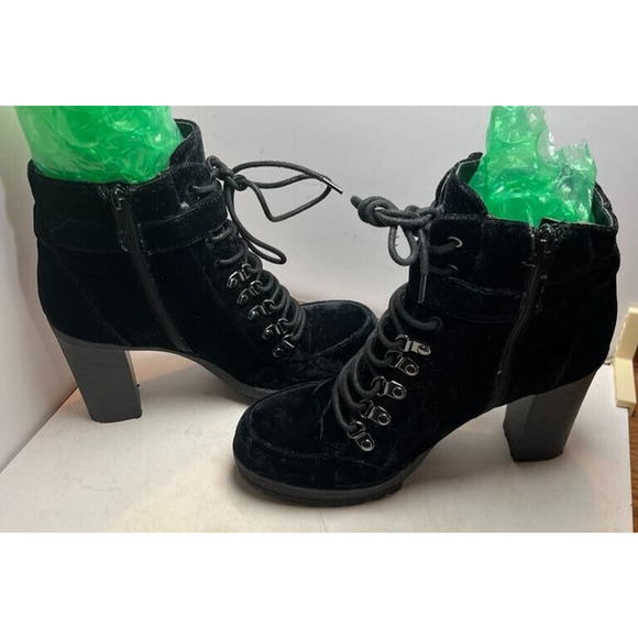 NEW Guess Kevin Women’s Black Chunky Heel Ankle Boots Size 9 Charm - Picture 1 of 6